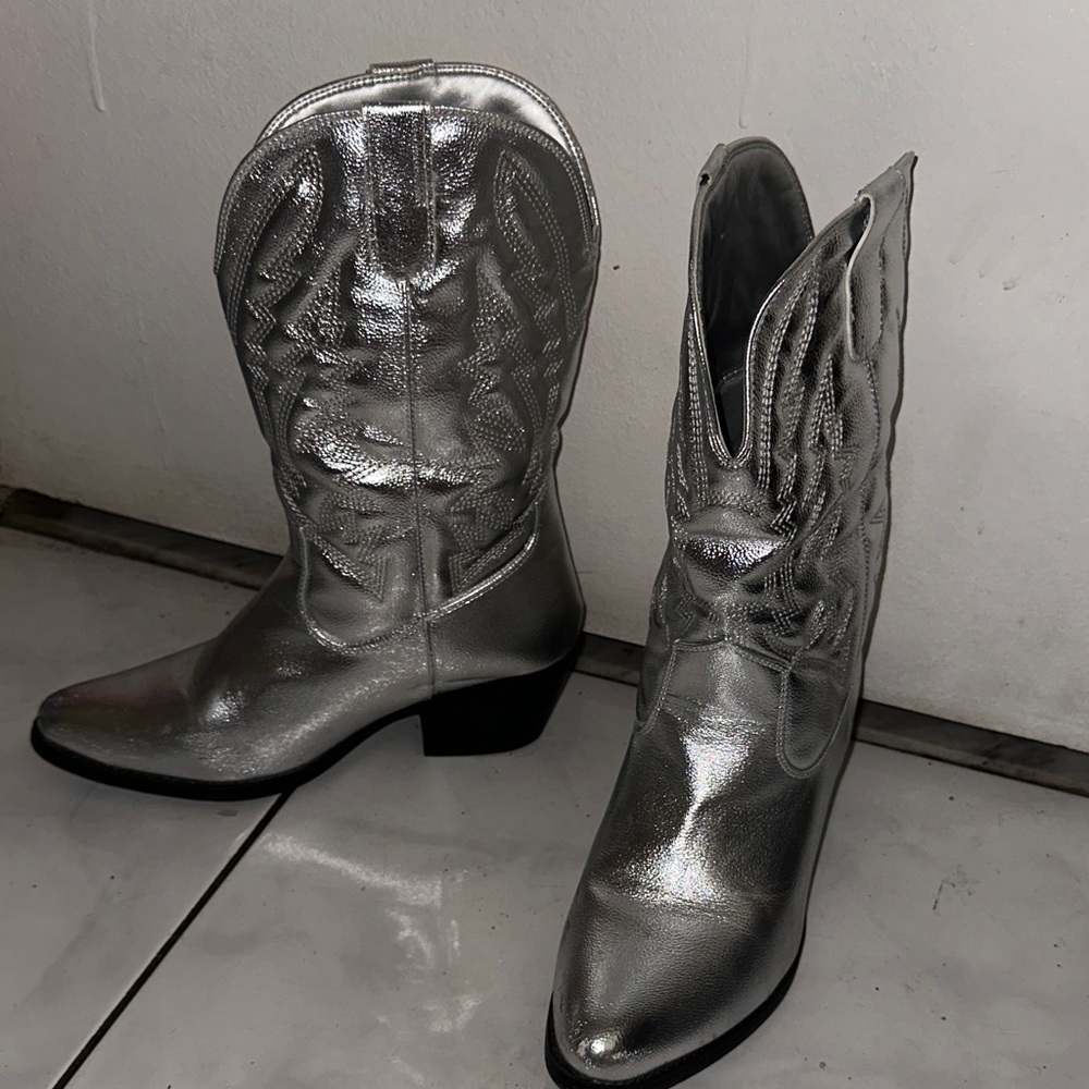 UNIONBAY Metallic Silver Heeled Boots